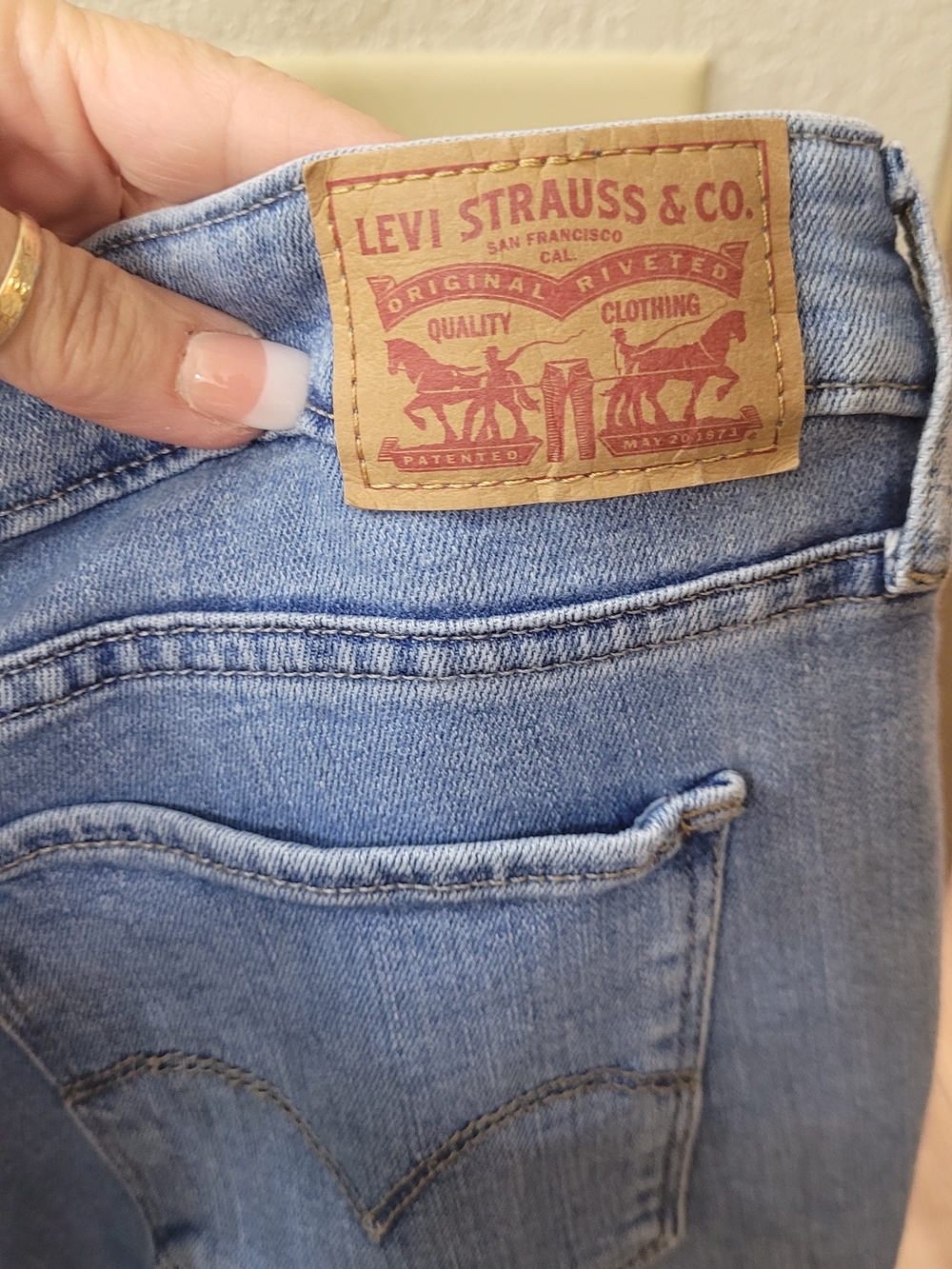 Levi's Women's Light Wash Skinny Jeans - Classic Blue